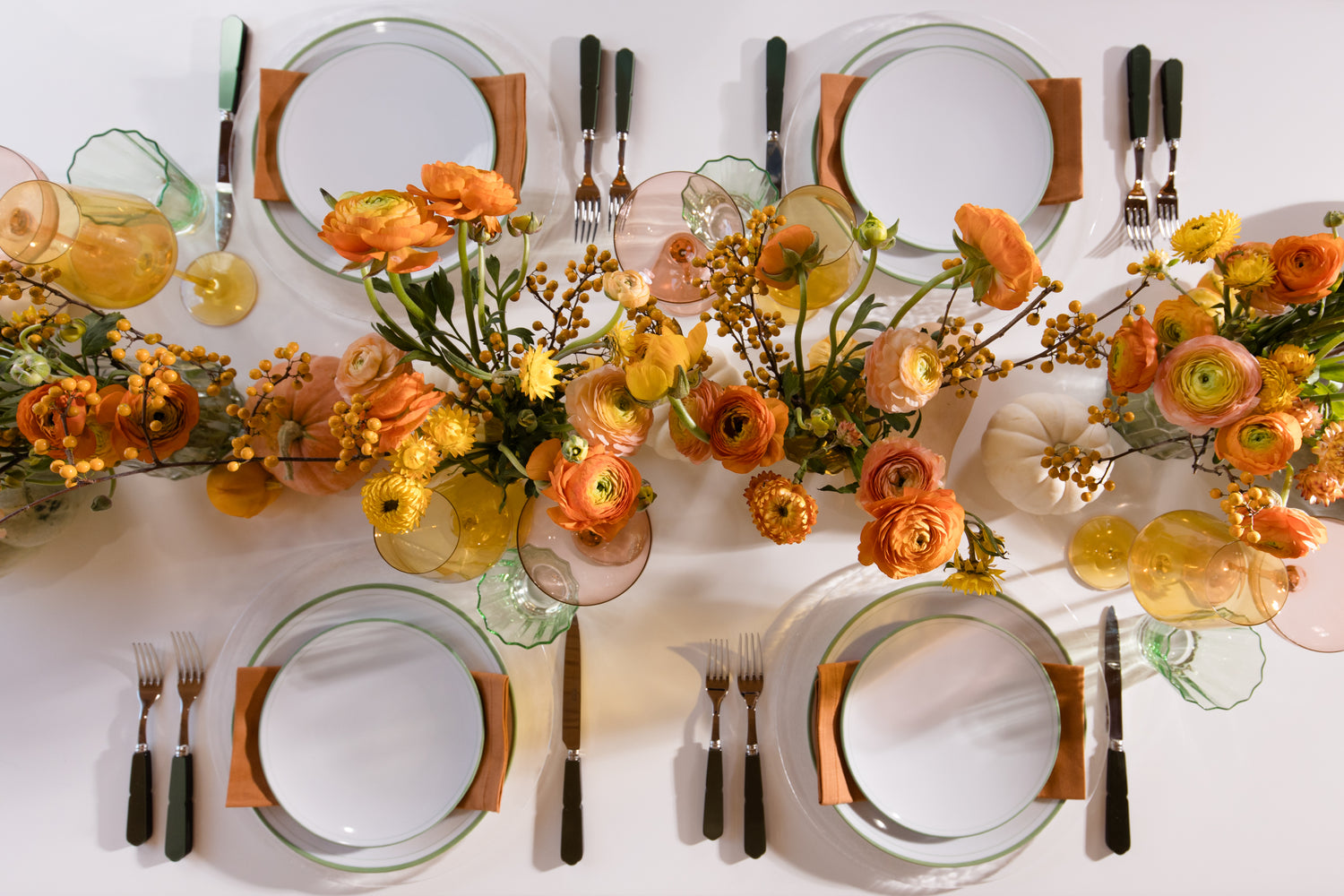 A Bright Thanksgiving Tablescape